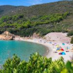 Isole italiane fuori rotta: alternative a Capri e Sardegna